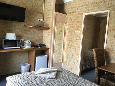 Mount Barker Valley Views Motel & Chalets, Western Australia - Redcliffe Tourism 7