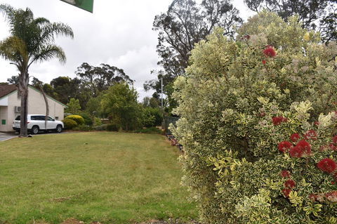 Mount Barker Valley Views Motel & Chalets, Western Australia - Redcliffe Tourism 24