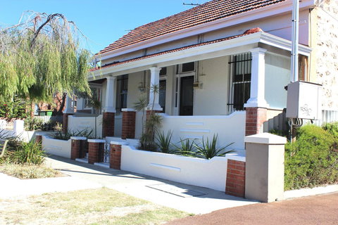Captain\'s Heritage Cottage - Central Fremantle 2 Bedroom Historic Cottage - Redcliffe Tourism 0