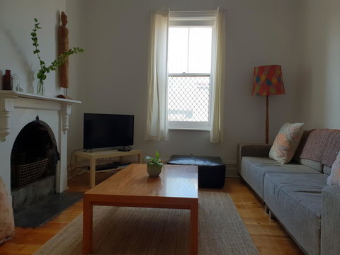 Captain\'s Heritage Cottage - Central Fremantle 2 Bedroom Historic Cottage - Redcliffe Tourism 2