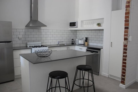 Captain\'s Heritage Cottage - Central Fremantle 2 Bedroom Historic Cottage - Redcliffe Tourism 5