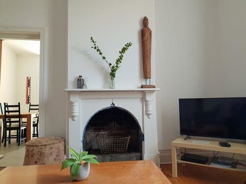 Captain\'s Heritage Cottage - Central Fremantle 2 Bedroom Historic Cottage - Redcliffe Tourism 8