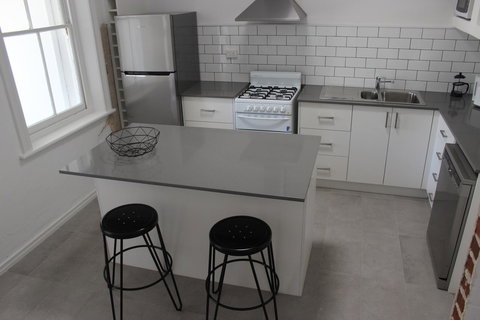 Captain\'s Heritage Cottage - Central Fremantle 2 Bedroom Historic Cottage - Redcliffe Tourism 13