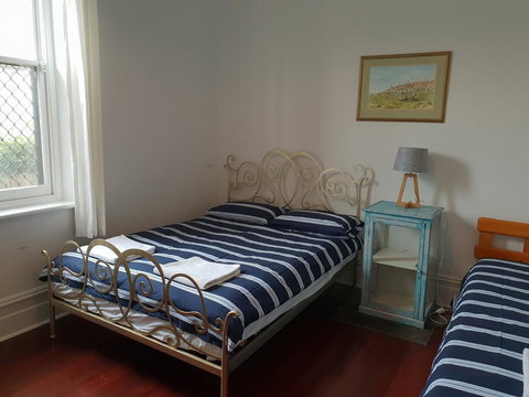 Captain\'s Heritage Cottage - Central Fremantle 2 Bedroom Historic Cottage - Redcliffe Tourism 6