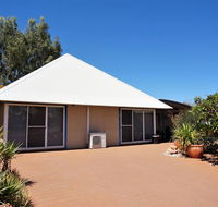 Osprey Holiday Village Unit 110 - Wake up to the birds in your 4 poster bed with a view - Redcliffe Tourism
