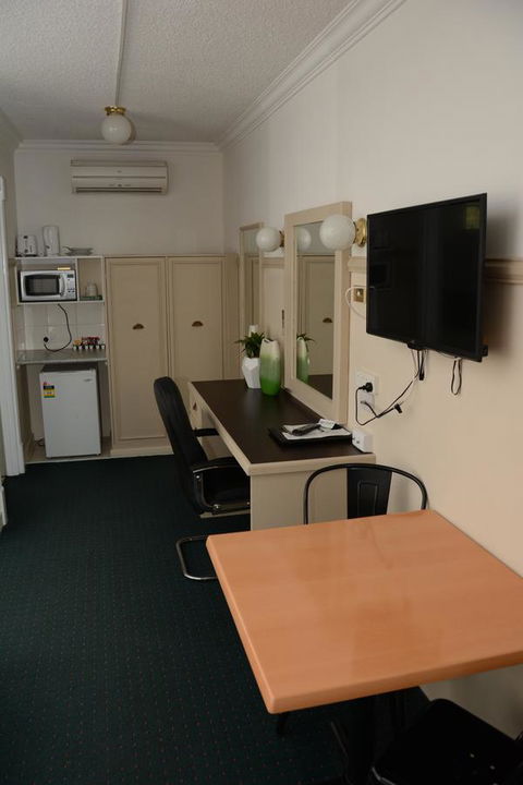 Ben Chifley Motor Inn - Redcliffe Tourism 17