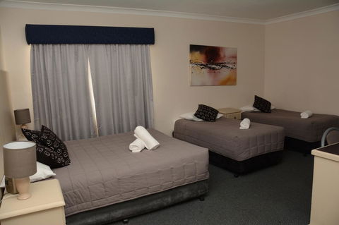 Ben Chifley Motor Inn - Redcliffe Tourism 16
