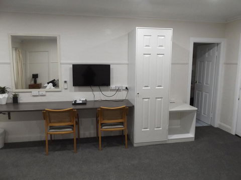 Ben Chifley Motor Inn - Redcliffe Tourism 6