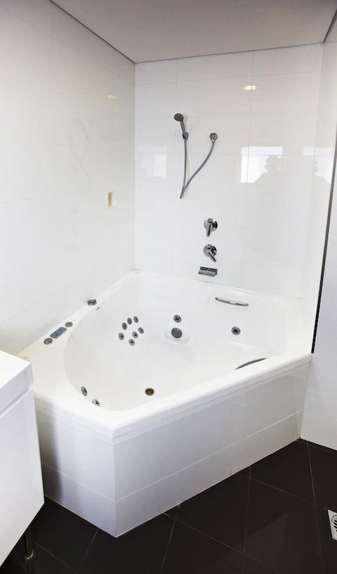 Jesmond Executive Villas - Redcliffe Tourism 37