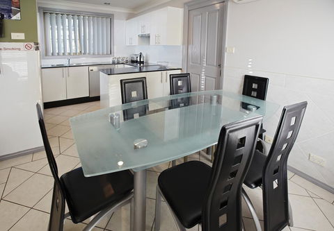 Jesmond Executive Villas - Redcliffe Tourism 36