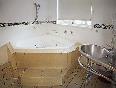 Jesmond Executive Villas - Redcliffe Tourism 30