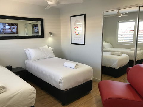 Jesmond Executive Villas - Redcliffe Tourism 3