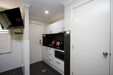 Jesmond Executive Villas - Redcliffe Tourism 39