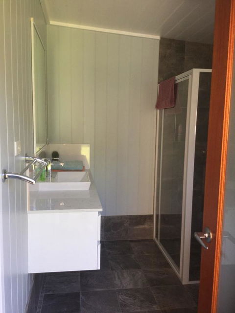Jetz Bungalow - Redcliffe Tourism 3