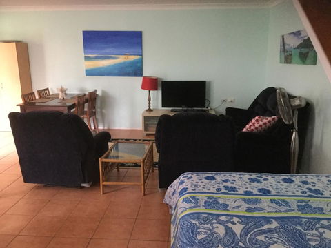 Jetz Bungalow - Redcliffe Tourism 10
