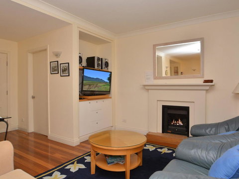 Villa 2br Prosecco Villa Located Within Cypress Lakes Resort - Redcliffe Tourism 1