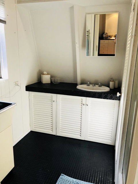 Little Blue Beach House - Redcliffe Tourism 13