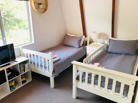 Little Blue Beach House - Redcliffe Tourism 5