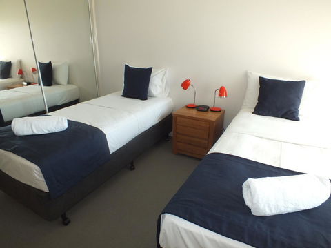 Pacific Marina Apartments - Redcliffe Tourism 35