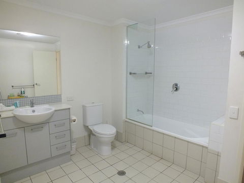 Pacific Marina Apartments - Redcliffe Tourism 5
