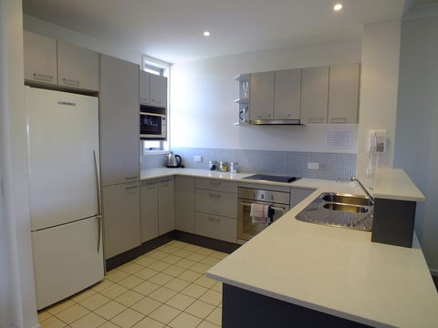 Pacific Marina Apartments - Redcliffe Tourism 9