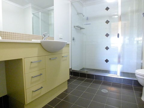 Pacific Marina Apartments - Redcliffe Tourism 7