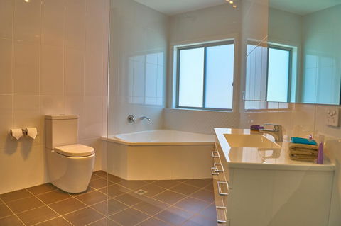 Hunter Oasis - Redcliffe Tourism 27