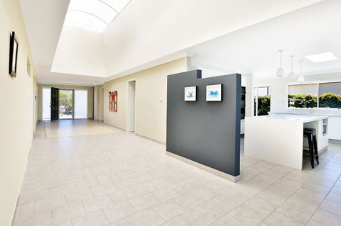 Neptune I Absolute Beachfront I Stunning Views - Redcliffe Tourism 24