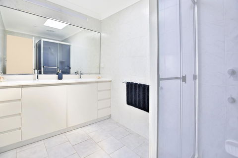 Neptune I Absolute Beachfront I Stunning Views - Redcliffe Tourism 20