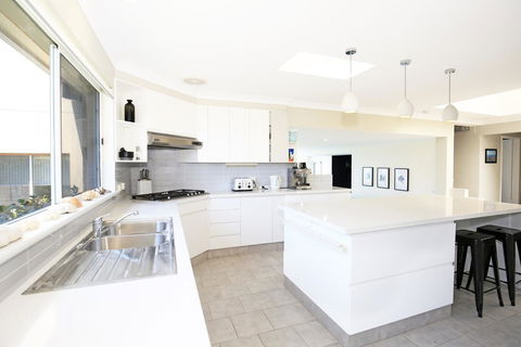 Neptune I Absolute Beachfront I Stunning Views - Redcliffe Tourism 8