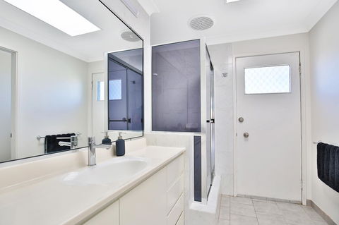 Neptune I Absolute Beachfront I Stunning Views - Redcliffe Tourism 19