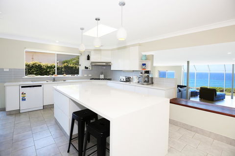 Neptune I Absolute Beachfront I Stunning Views - Redcliffe Tourism 10