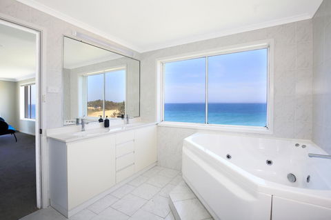 Neptune I Absolute Beachfront I Stunning Views - Redcliffe Tourism 18