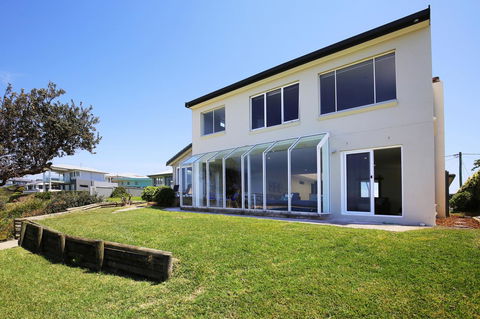 Neptune I Absolute Beachfront I Stunning Views - Redcliffe Tourism 26
