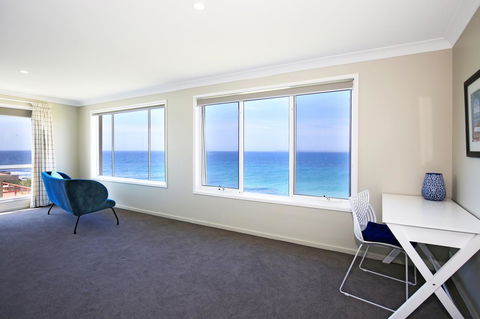 Neptune I Absolute Beachfront I Stunning Views - Redcliffe Tourism 12