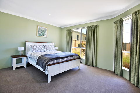 Neptune I Absolute Beachfront I Stunning Views - Redcliffe Tourism 15