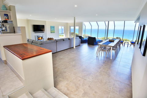 Neptune I Absolute Beachfront I Stunning Views - Redcliffe Tourism 2