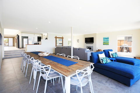 Neptune I Absolute Beachfront I Stunning Views - Redcliffe Tourism 5