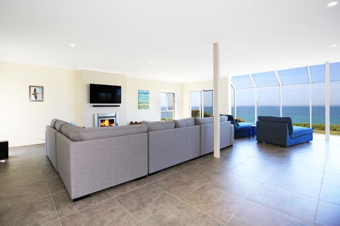 Neptune I Absolute Beachfront I Stunning Views - Redcliffe Tourism 3