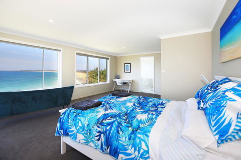 Neptune I Absolute Beachfront I Stunning Views - Redcliffe Tourism 11