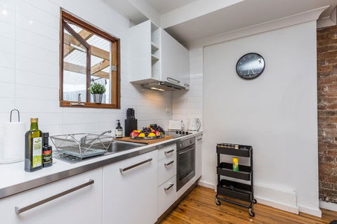 Chippendale Â· Quaint 1880â€™s Sydney Chippendale Terrace House - Redcliffe Tourism 8