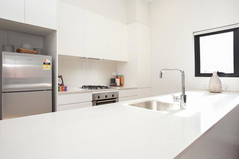 Stylish Apartment With Garage Near Bondi Beach - Redcliffe Tourism 3