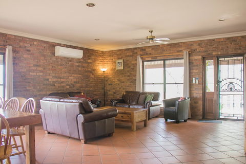 Ironstone Estate Lovedale - Redcliffe Tourism 18