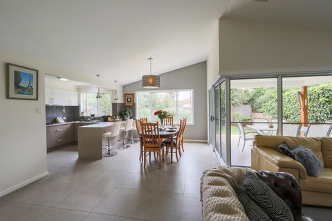 Armidale Cottage - House 2 - Redcliffe Tourism 16
