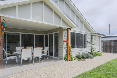 Armidale Cottage - House 2 - Redcliffe Tourism 0