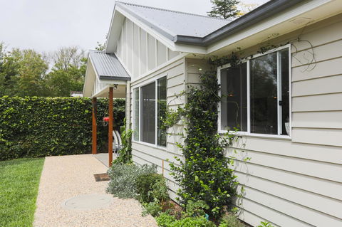 Armidale Cottage - House 2 - Redcliffe Tourism 2