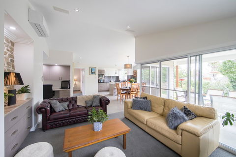 Armidale Cottage - House 2 - Redcliffe Tourism 19