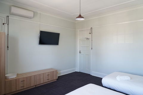 Rosehill Hotel - Redcliffe Tourism 4
