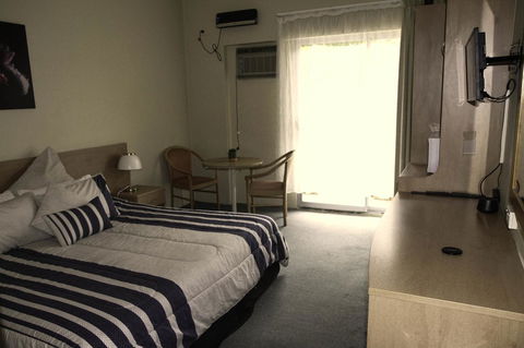 Rest Easy Motel - Redcliffe Tourism 0