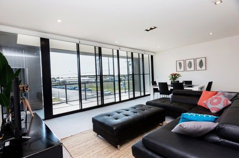 Brand New Executive Apartment - Redcliffe Tourism 21